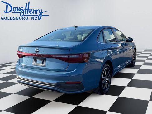 Used 2025 Volkswagen Jetta SE FWD image 5