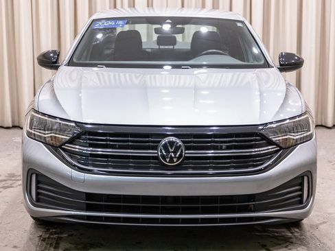 Used 2024 Volkswagen Jetta Sport image 3