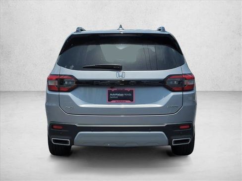 Used 2025 Honda Pilot Touring image 7