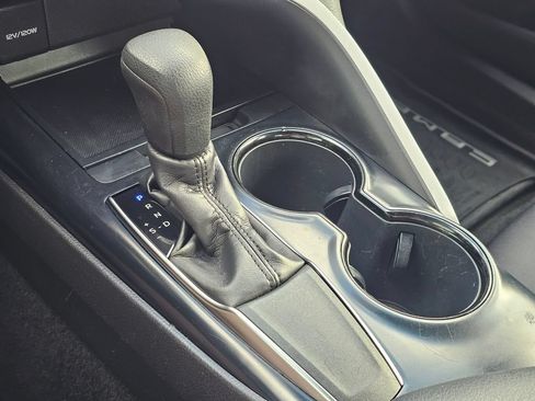Used 2018 Toyota Camry LE FWD image 33