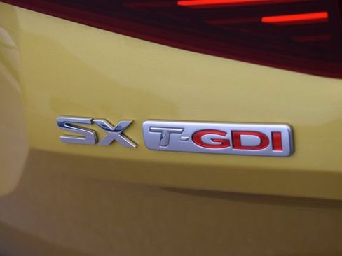 Used 2021 Kia Seltos SX w/ SX Sunroof Package AWD/4WD image 16