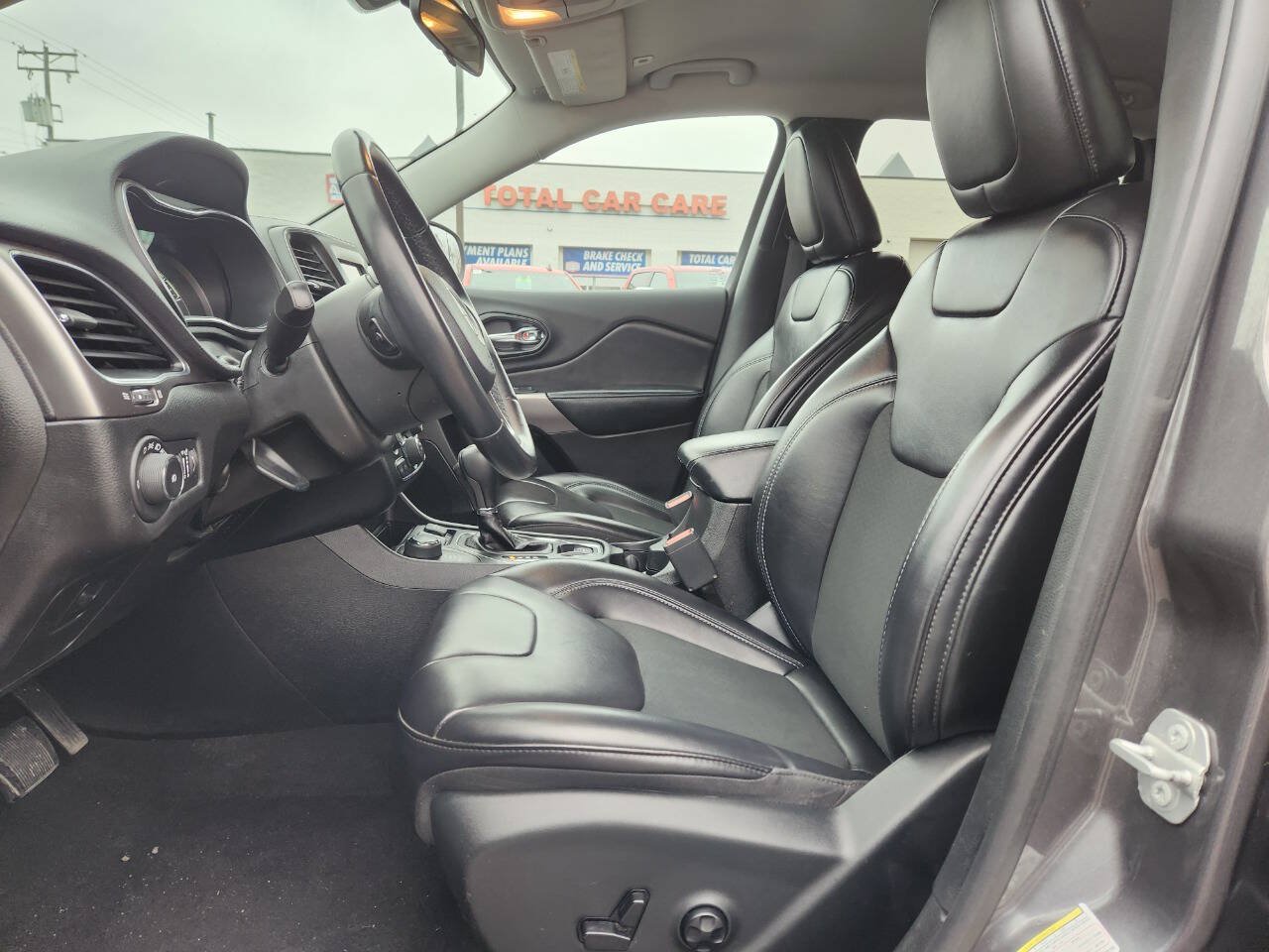 Used 2019 Jeep Cherokee Latitude Plus AWD/4WD image 12