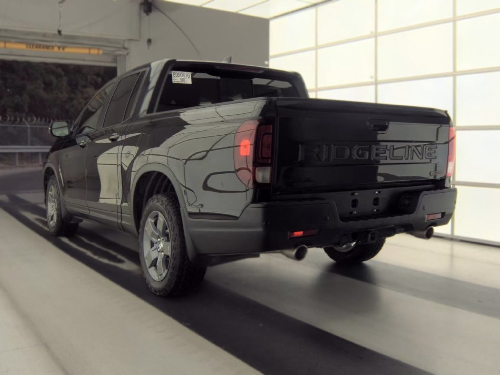 Used 2025 Honda Ridgeline TrailSport image 3