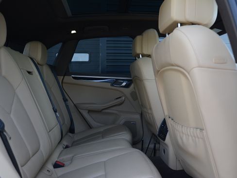 Certified 2018 Porsche Macan AWD/4WD image 32