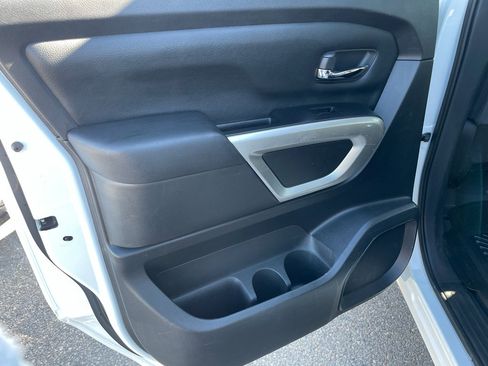 Used 2022 Nissan Titan SV image 15