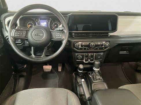 Used 2025 Jeep Gladiator Sport image 10