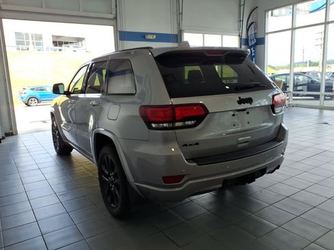 Used 2019 Jeep Grand Cherokee Altitude AWD/4WD image 7