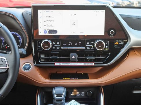 New 2026 Toyota Highlander Platinum AWD/4WD image 15