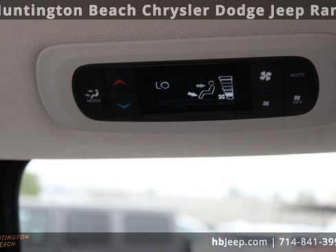 Used 2023 Chrysler Pacifica Touring-L image 35