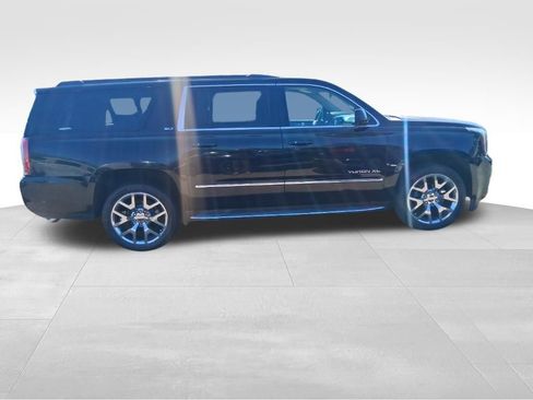 Used 2017 GMC Yukon XL SLT w/ Premium Edition AWD/4WD image 3