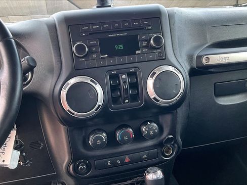 Used 2018 Jeep Wrangler Unlimited Sahara image 30