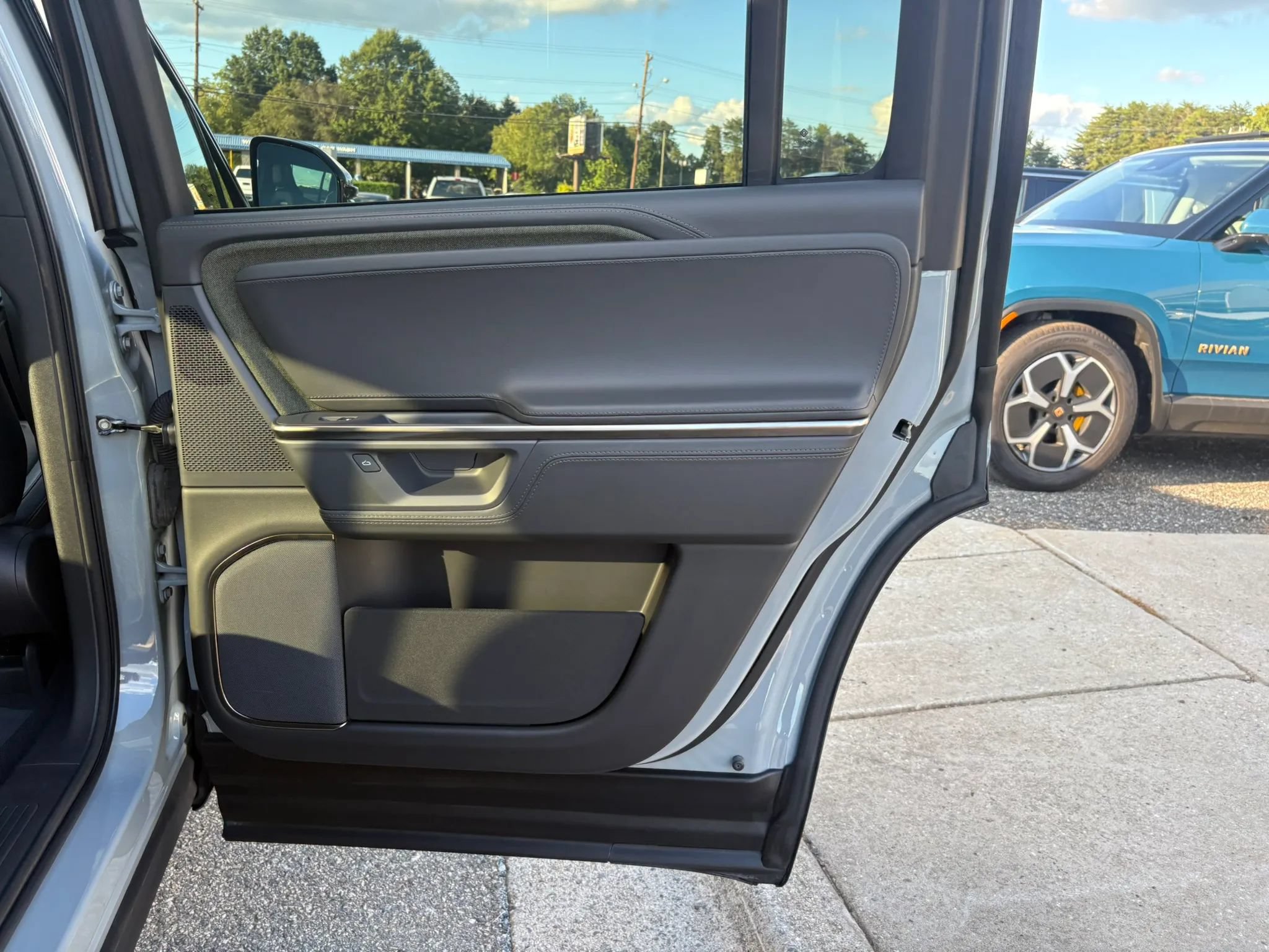 Used 2025 Rivian R1S Adventure Dual AWD/4WD image 14