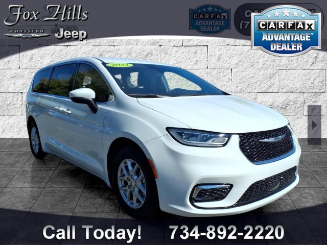 Used 2023 Chrysler Pacifica Touring-L FWD image 1