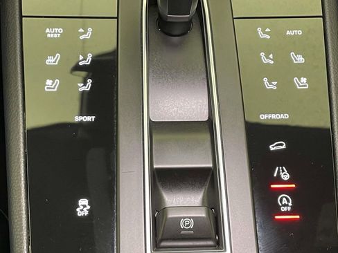 Used 2025 Porsche Macan image 34