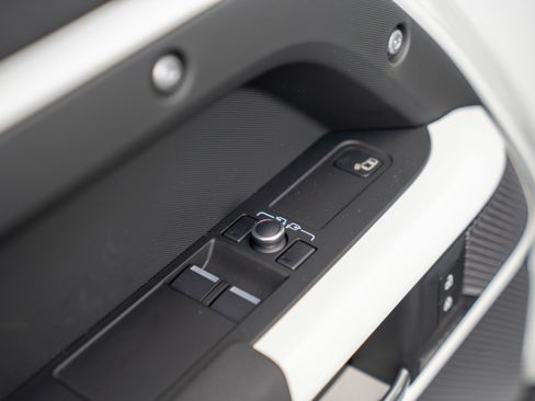 Used 2022 Land Rover Defender 90 X-Dynamic S image 14