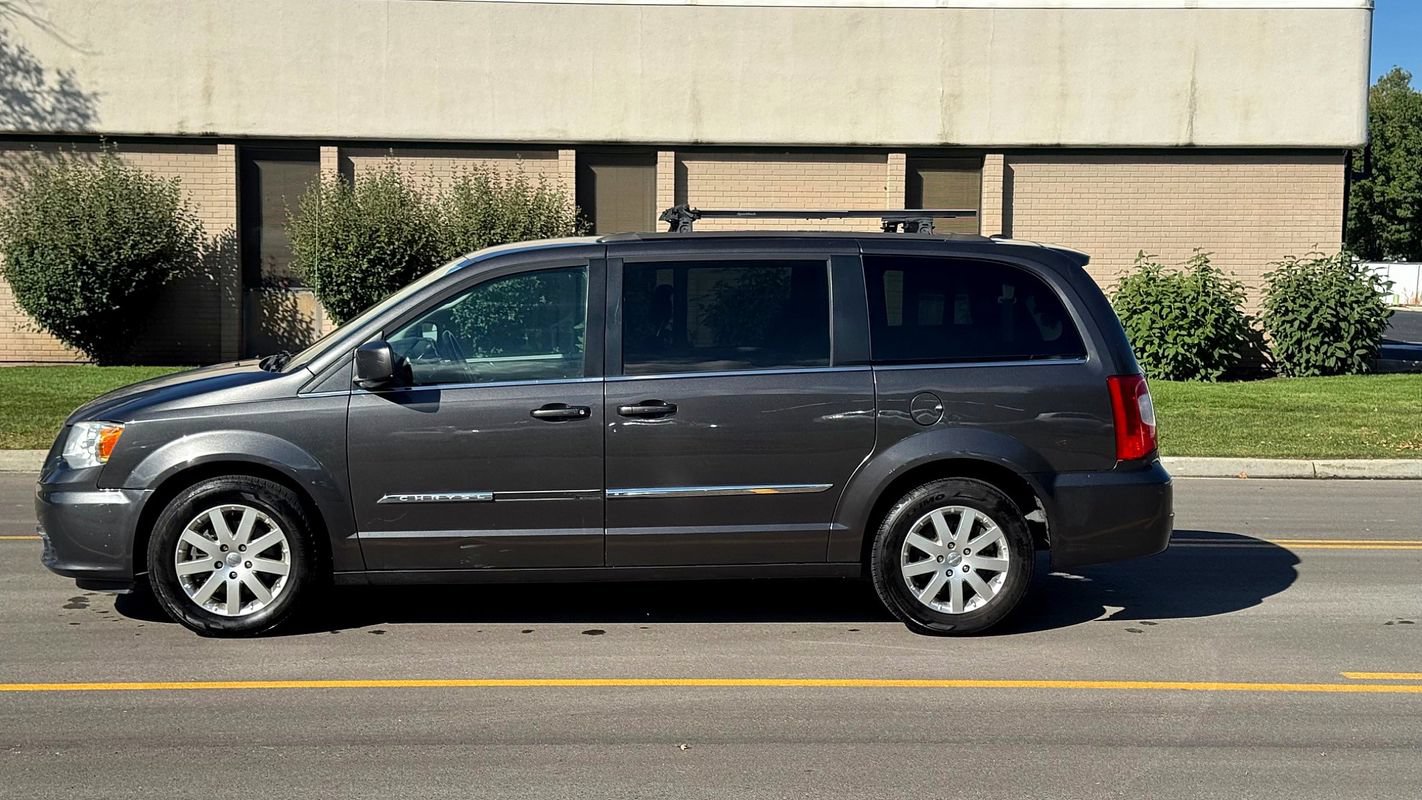 Used 2016 Chrysler Town & Country Touring FWD image 2