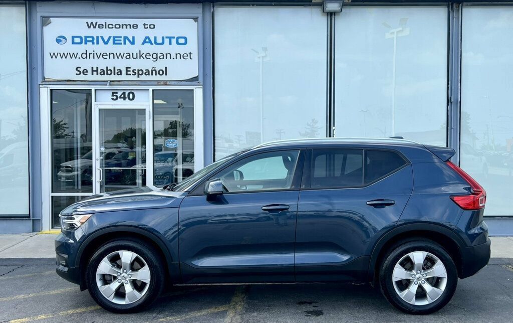 Used 2021 Volvo XC40 T4 Momentum FWD image 2