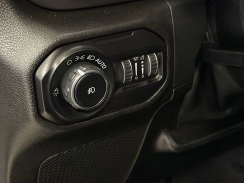 Used 2018 Jeep Wrangler Unlimited Sahara w/ Cold Weather Group AWD/4WD image 13