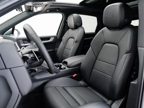 Used 2025 Porsche Cayenne image 5