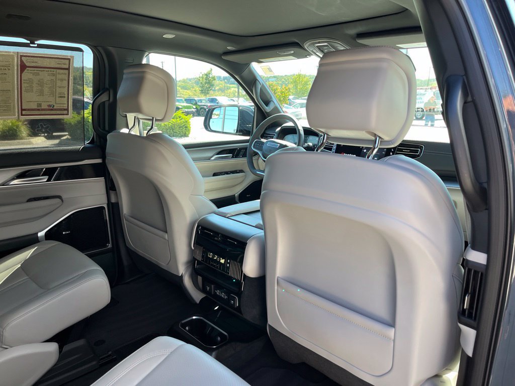 Used 2025 Jeep Wagoneer Series III w/ Premium Group I AWD/4WD image 25
