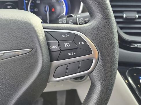 Used 2017 Chrysler Pacifica Touring FWD image 23