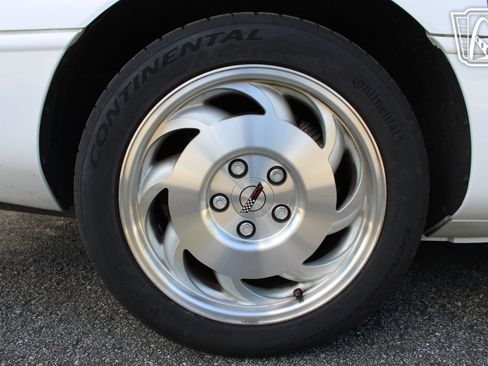 Used 1995 Chevrolet Corvette Convertible RWD image 38