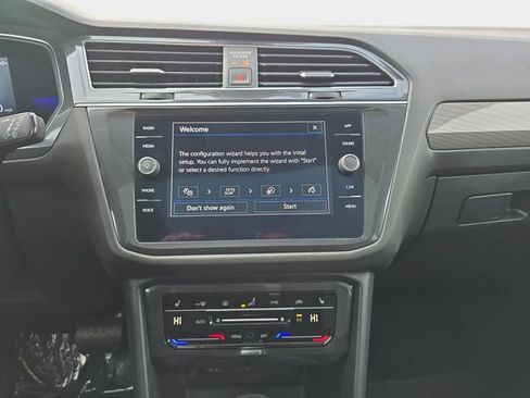 Used 2022 Volkswagen Tiguan SE w/ Panoramic Sunroof Package image 23