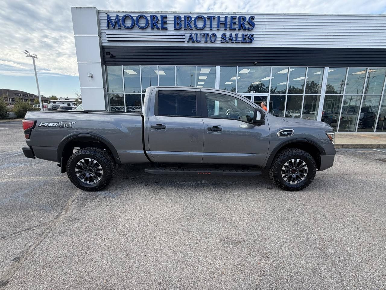 Used 2023 Nissan Titan PRO-4X w/ Pro-4x Convenience Package AWD/4WD image 1