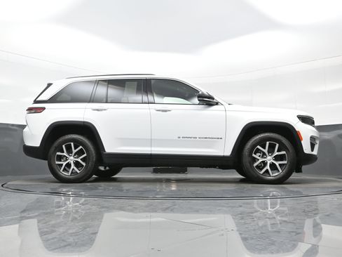 Used 2024 Jeep Grand Cherokee Limited w/ Luxury Tech Group II AWD/4WD image 32