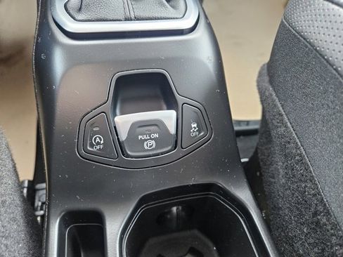 Used 2023 Jeep Renegade Limited image 24