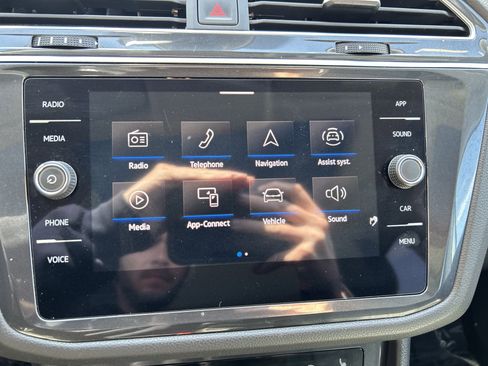 Certified 2024 Volkswagen Tiguan SE image 12