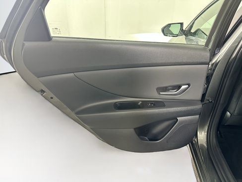 Used 2025 Hyundai Elantra Limited image 27