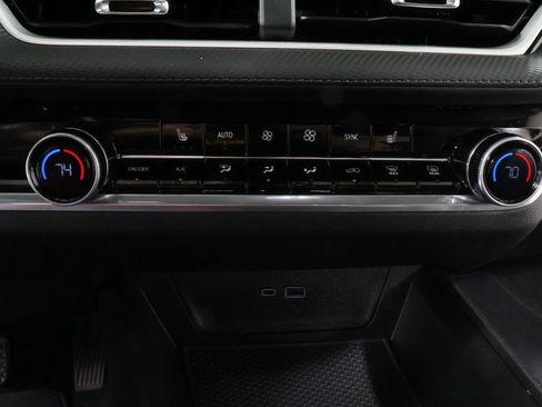 Used 2025 Chevrolet Equinox LT w/ Convenience Package II image 9