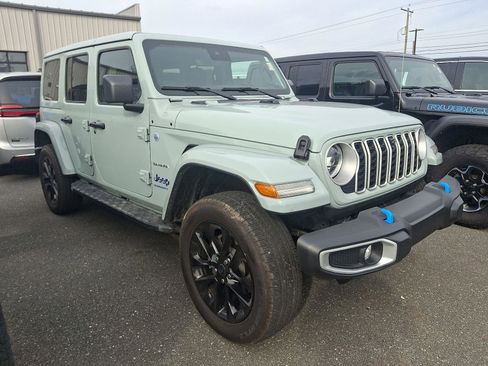 Used 2024 Jeep Wrangler Sahara w/ Technology Group image 5