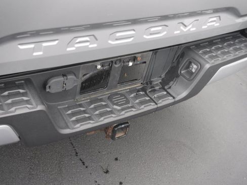 Used 2017 Toyota Tacoma TRD Sport image 11