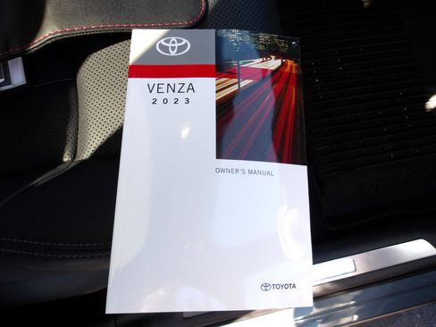 Used 2023 Toyota Venza Limited image 29