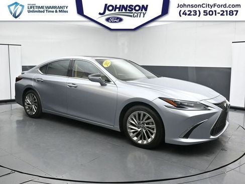 Used 2022 Lexus ES 350 Ultra Luxury w/ Accessory Package FWD image 3