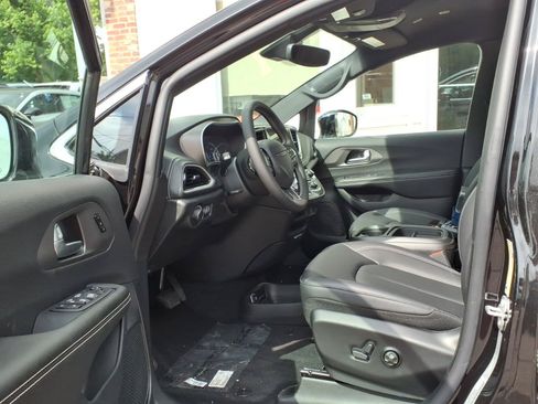 New 2027 Chrysler Pacifica Select w/ Family Tech Group AWD/4WD image 6