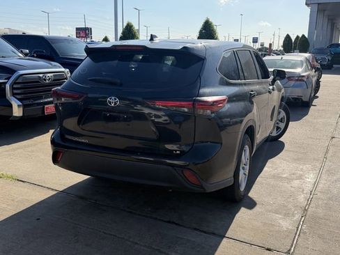 Used 2025 Toyota Highlander LE FWD image 5