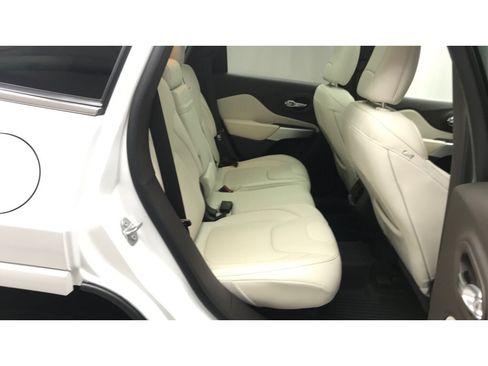Used 2018 Jeep Cherokee Overland w/ Technology Group AWD/4WD image 22