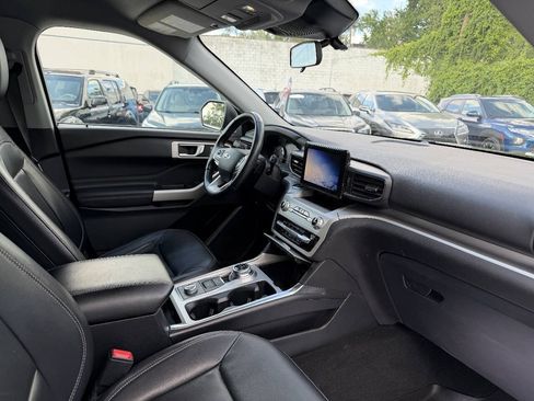 Used 2021 Ford Explorer XLT w/ Equipment Group 202A AWD/4WD image 9