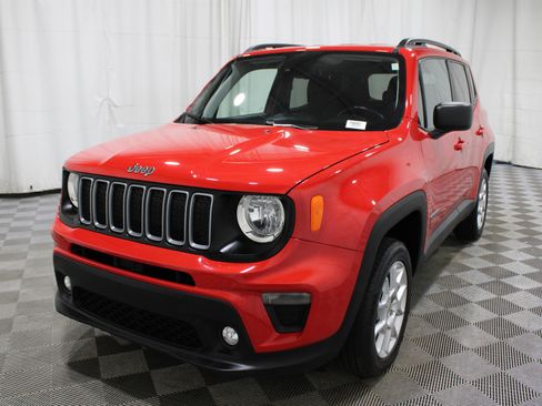 Used 2023 Jeep Renegade Latitude w/ Premium Group image 38