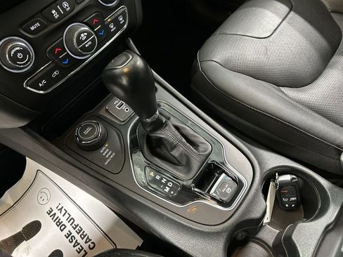Used 2021 Jeep Cherokee Limited AWD/4WD image 17