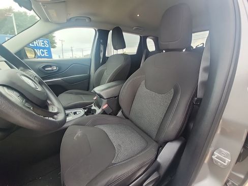 Used 2019 Jeep Cherokee Latitude w/ Popular Appearance Group AWD/4WD image 12