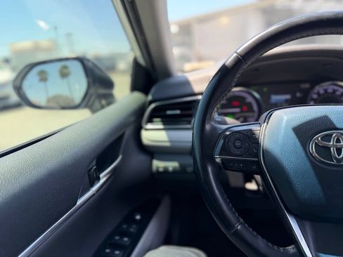 Used 2020 Toyota Camry XLE w/ Preferred Accessory Package FWD image 7
