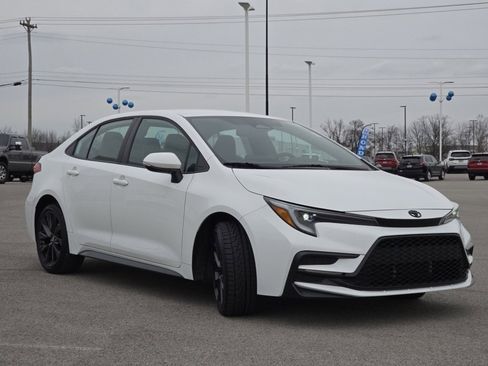 Used 2023 Toyota Corolla SE w/ Carpet Mat Package (TMS) FWD image 12