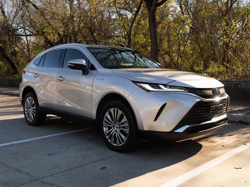 Used 2021 Toyota Venza Limited image 2