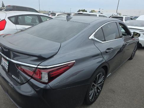 Used 2022 Lexus ES 300h w/ Premium Package FWD image 2