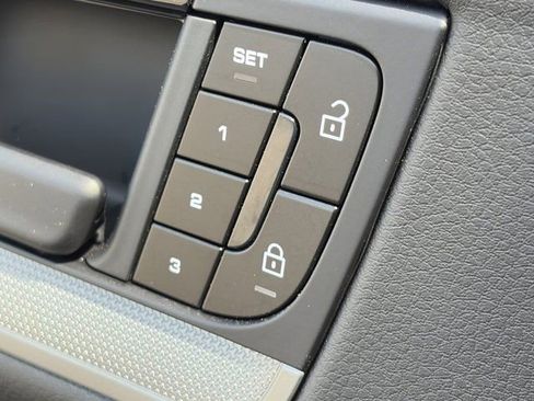 Used 2025 Porsche Cayenne image 19