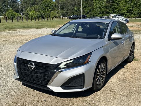 Used 2024 Nissan Altima 2.5 SV w/ SV Premium Package FWD image 1